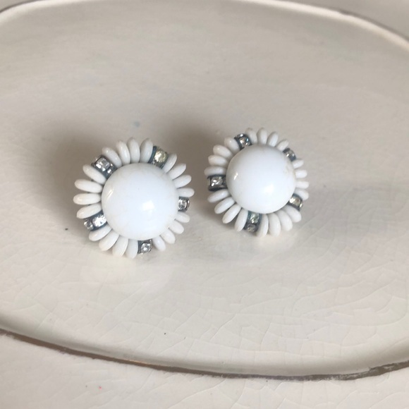 Vintage clip on earrings - Picture 1 of 2